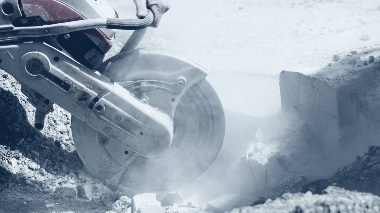 Controlled concrete cutting with the load path maintained
